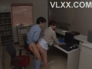 Nghỉ hè về quê, cậu thanh niên mới lớn được chị nhà đối diện đã có chồng yêu đưa vào đời