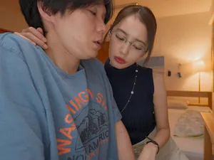 Người đàn ông nằm trên người phụ nữ xinh đẹp và hôn ngực cô ấy - Xem video Blu-ray trực tuyến